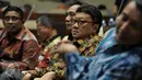 Mendagri Tjahjo Kumolo (tengah) saat menghadiri rapat kerja dengan Komisi II DPR RI di Komplek Parlemen Senayan, Jakarta, Selasa (31/5). Rapat tersebut mengagendakan Pengambilan Keputusan Tingkat I Revisi UU Pilkada. (Liputan6.com/Johan Tallo)