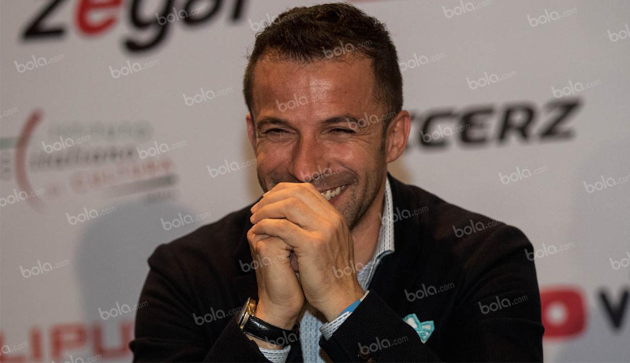 Meski seharusnya bergabung dengan tim Calcio Legend, namun Alessandro Del Piero batal tampil karena harus kembali ke Italia. (Bola.com/Vitalis Yogi Trisna)
