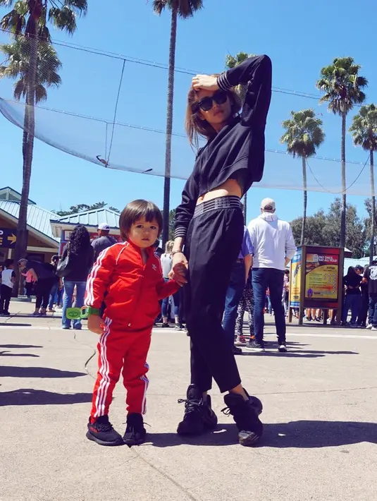 Melihat dari foto-foto yang diunggah di akun Instagramnya, banyak yang mengatakan bahwa penampilan Jedar sungguh berbeda dari sebelumnya. Yakni, saat Jedar masih berkediaman di Indonesia. (Instagram/inijedar)