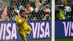 Aksi Sergio Romero saat mematahkan tendangan Ron Vlaar pada Semi Final Argentina vs Belanda. Argentina menang dalam drama adu pinalti, The Corinthians Arena, Sao Paulo on (9/7/2014) (AFP PHOTO/ODD ANDERSEN)