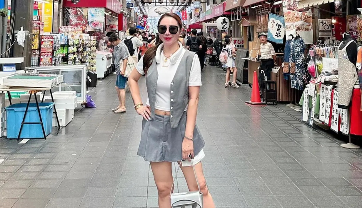 Ia terlihat mengunjungi berbagai lokasi wisata ikonik yang ada di Jepang. Bahkan, tak hanya berkunjung ke Tokyo saja, namun Femmy juga berlibur ke Osaka serta Kyoto. (Liputan6.com/IG/@femmypermatasari)