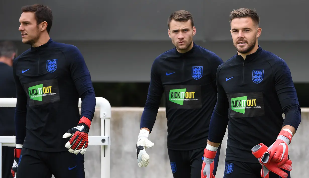 Penjaga gawang Inggris, Jack Butland (kanan) dan Alex McCarthy (kiri) saat akan mengikuti sesi latihan jelang menghadapi Swiss dalam pertandingan UEFA Nations League, Inggris, Minggu (10/9). (PAUL ELLIS/AFP)