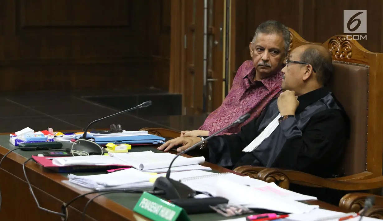 Terdakwa dugaan suap proyek PLTU Riau-1 yang juga mantan Dirut PLN, Sofyan Basir (kiri) saat menjalani sidang lanjutan di Pengadilan Tipikor, Jakarta, Senin (12/8/2019). Sidang mendengar keterangan terpidana korupsi e-KTP, Setya Novanto. (Liputan6.com/Helmi Fithriansyah)