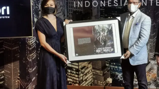 Agnez Mo memberikan novel grafis kepada Menteri Komunikasi dan Informatika