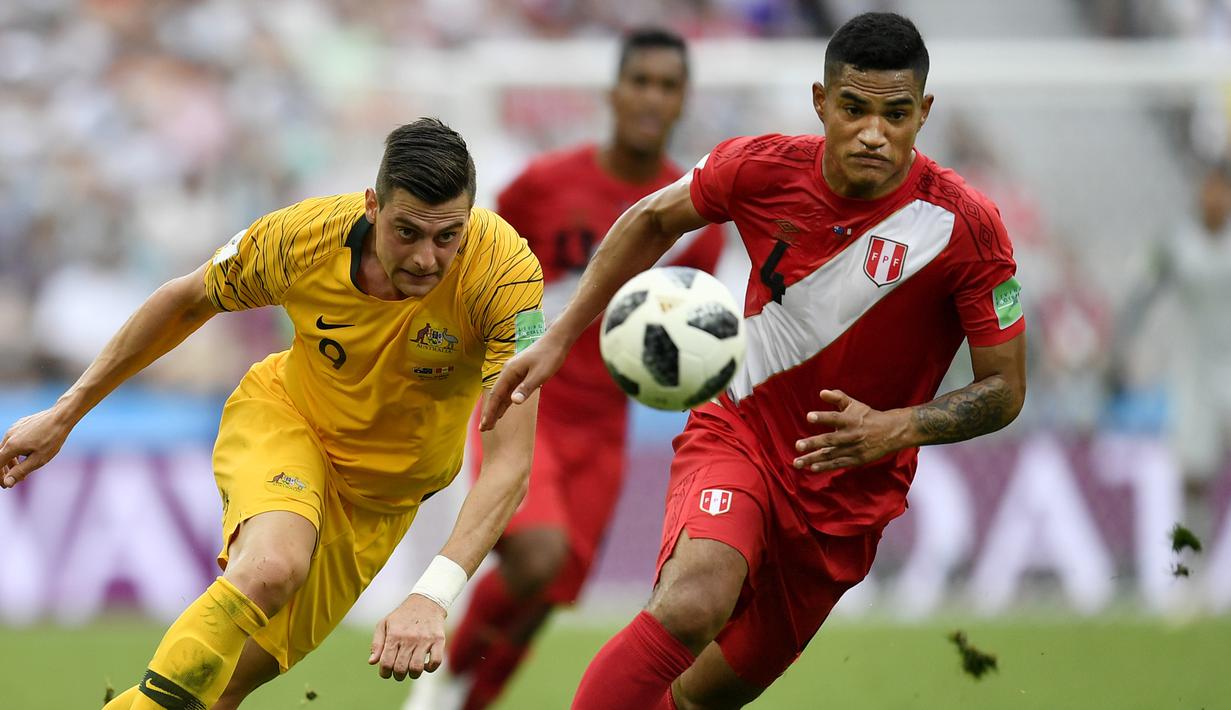 Gelandang Australia, Tomi Juric, berebut bola dengan gelandang Peru, Anderson Santamaria, pada laga grup C Piala Dunia di Stadion Fisht, Sochi, Selasa (26/6/2018). Peru menang 2-0 atas Australia. (AP/Martin Meissner)