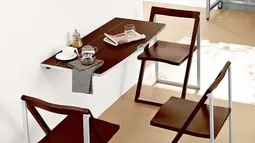 Menggunakan meja lipat menempel tembok dan kursi lipat memudahkan Anda untuk 'menyingkirkan' meja makan saat tidak diperlukan. Ruangan pun terasa lebih lapang (foto: dpxstone)