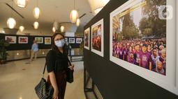 Pengunjung melihat pameran foto di Plaza Semanggi, Jakarta, Senin (15/03/2021). Sebanyak 50 karya foto yang dipamerkan guna mempersiapkan  rencana renovasi di Q4 tahun 2021 mengusung tema Mengenang Kejayaan Plangi Menuju Kebangkitan di Masa Pandemi. (Liputan6.com/Fery Pradolo)