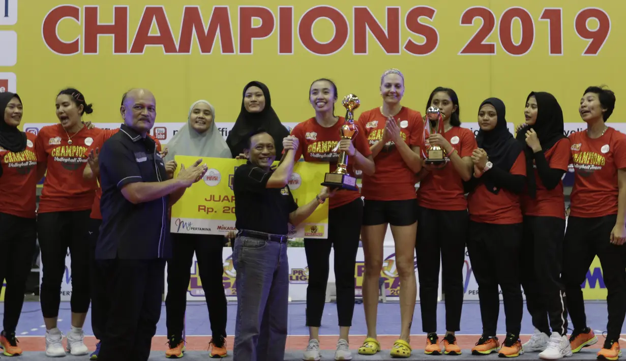 Pevoli PGN Popsivo, Amalia Fajrina, menerima trofi usai mengalahkan Jakarta Pertamina Energi pada final Proliga 2019 di GOR Among Rogo, Yogyakarta, Sabtu (23/2). Popsivo menang 3-2 atas Pertamina. (Bola.com/Yoppy Renato)