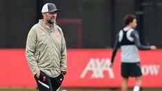 Pelatih Liverpool, Jurgen Klopp menyaksikan pemainnya mengikuti sesi latihan di pusat pelatihan Axa di Kirkby, Liverpool, Inggris (14/9/2021). Liverpool akan bertanding melawan wakil Italia, AC Milan pada Grup B Liga Champions di Anfield. (AFP/Paul Ellis)