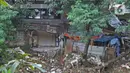 Kondisi rumah amblas di bantaran kali Ciliwung kawasan Matraman Dalem, Jakarta, Selasa (3/3/2020). Rumah amblas akibat hujan lebat yang mengguyur Ibu kota. (Liputan6.com/Hermaan Zakharia)
