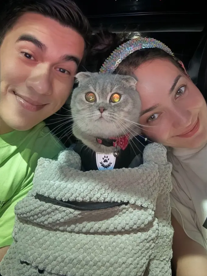 Momen Enzy Storia dan Molen Kasetra membagikan cerita manis bersama seekor kucing betina jenis Scottish Fold bernama Phoebe (Instagram/@enzystoria)