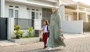 7 Model Baju Gamis Polos Modern Terbaru untuk Ibu-ibu Antar Jemput Anak
