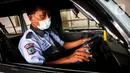 Sopir mengenakan masker saat menunggu penumpang dalam angkutan umum Jak Lingko di Tanah Abang, Jakarta, Kamis (22/7/2021). Guna memutus penyebaran rantai COVID-19, Jak Lingko mewajibkan sopir dan penumpang menerapkan protokol kesehatan ketat. (Liputan6.com/Faizal Fanani)