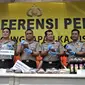 Wakapolri Komjen Pol Syafruddin (tiga kiri) bersama jajaran kepolisian menunjukkan barang bukti minuman keras atau miras oplosan di Mapolres Jakarta Selatan, Rabu (11/4). Kasus ini menewaskan 31 orang dan 11 lainnya rawat inap. (Merdeka.com/Iqbal Nugroho)