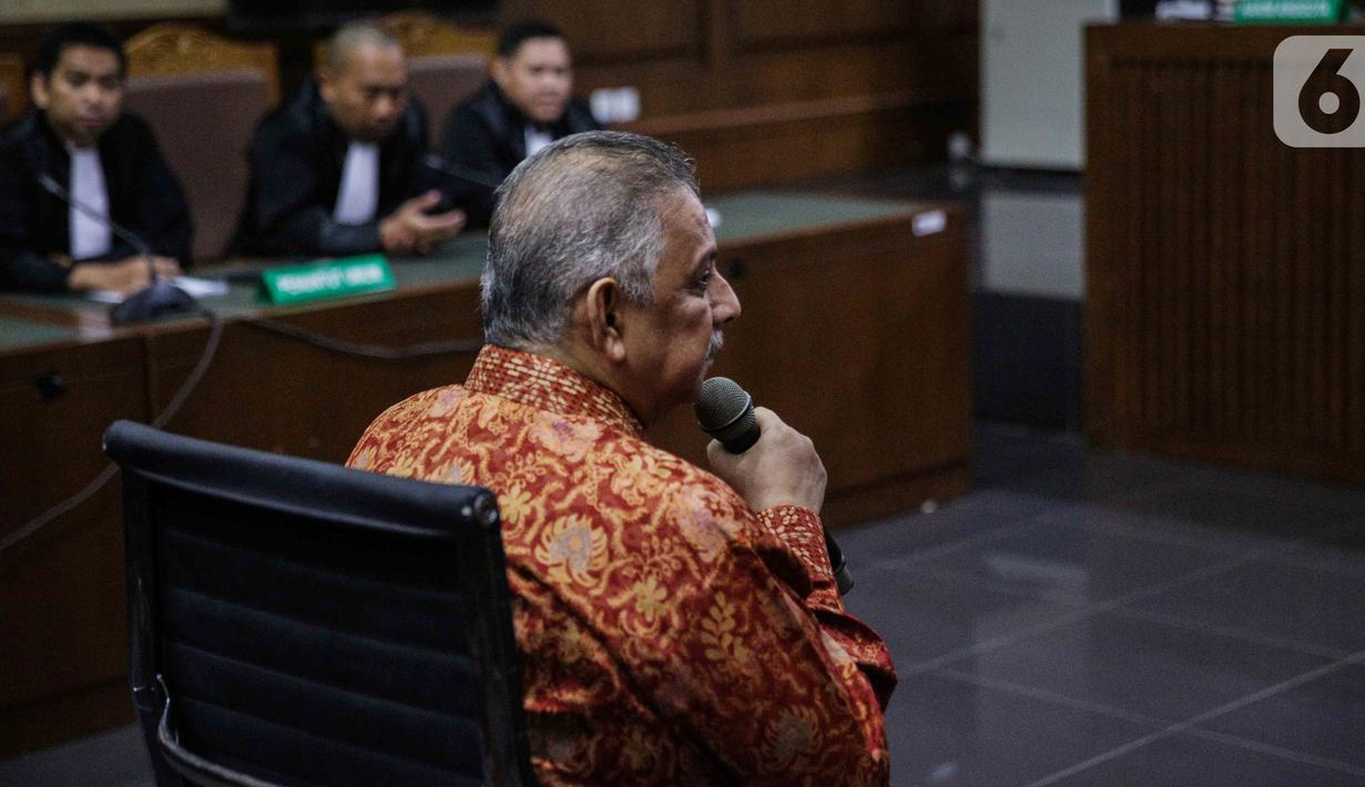 Terdakwa kasus dugaan suap proyek PLTU Riau-1, Sofyan Basir menyimak pembacaan putusan saat sidang di Pengadilan Tipikor, Jakarta, Senin (4/11/2019). Mantan Direktur Utama PT PLN tersebut divonis bebas oleh majelis hakim. (Liputan6.com/Faizal Fanani)