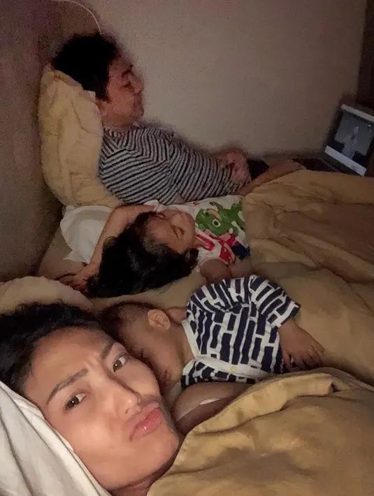 "Aku diduain sama Cak Lontong. Paham sih ,si Cak emang lucu banget,tapi kan bukan berarti harus dipandang-pandang sambil cekikikan sebelum tidur," tulis Ayu Dewi sebagai keterangan foto. (Foto: instagram.com/mrsayudewi)