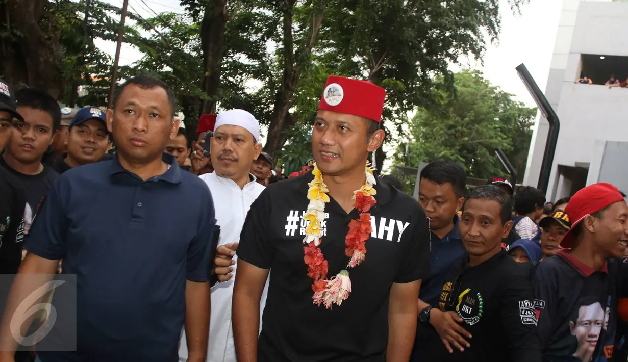 Calon gubernur DKI Agus Yudhoyono berkampanye di Rusun Jatinegara Barat, Jatinegara, Jakarta, Minggu (8/1). Di sini, Agus mendapat deklarasi dukungan dari Relawan Emas (Menangkan Agus-Sylvi) yang mewakili korban gusuran. (Liputan6.com/Immanuel Antonius)