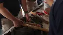 Puluhan senjata tajam diamankan petugas saat operasi pekat di kawasan kalijodo, Jakarta, Sabtu (20/2/2016). Polda Metro Jaya bersama TNI serta Satpol PP, Operasi penyakit masyarakat di kawasan kalijodo. (Liputan6.com/Faizal Fanani)
