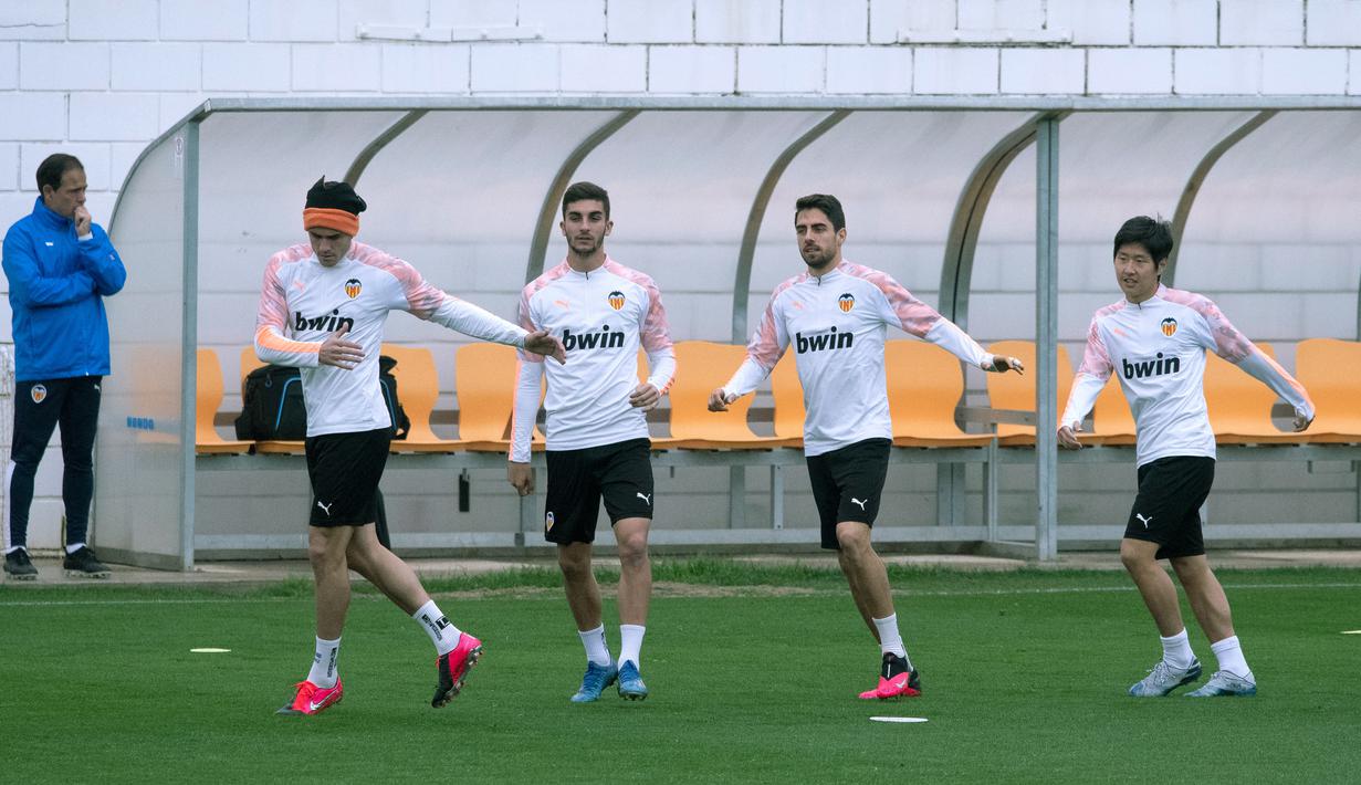(kiri-kanan) Pemain Valencia Maxi Gomez, Ferran Torres, Ruben Sobrino, dan Kangin Lee saat sesi latihan di Paterna Sports City, Paterna, Spanyol, Selasa (18/2/2020). Valencia akan menghadapi Atalanta pada leg pertama babak 16 besar Liga Champions, 20 Februari 2020 dini hari WIB. (JOSE JORDAN/AFP)
