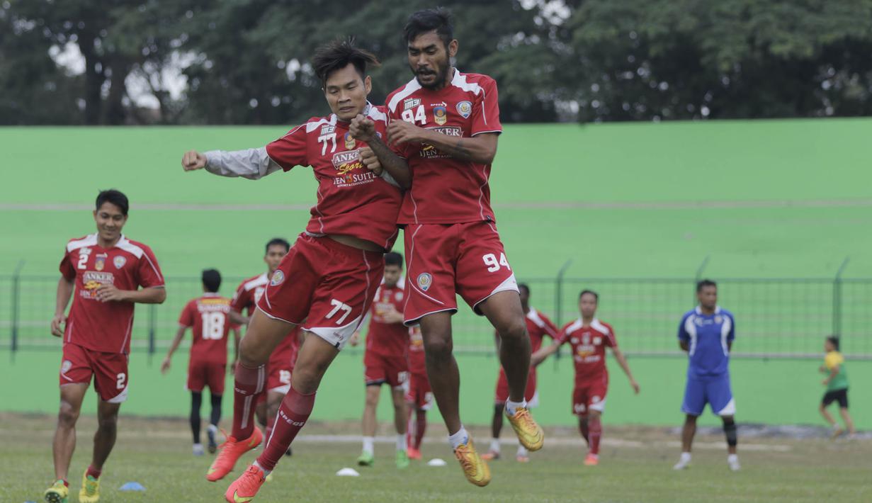 Pemain Arema Cronus, Ferry Aman Saragih (kanan) dan I Gede Sukadana beradu badan saat latihan jelang leg kedua semi final Piala Presiden melawan Sriwijaya F.C di Stadion Gajayana, Malang, Rabu (7/10/2015). (Bola.com/Vitalis Yogi Trisna)