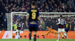 Gelandang Jamaika Aston Villa bernomor punggung 31, Leon Bailey, mencetak gol kedua tim selama pertandingan leg kedua babak 16 besar Liga Europa UEFA antara Aston Villa dan Lille LOSC di Villa Park di Birmingham, Inggris tengah pada 20 Maret 2026. (Darren Staples/AFP)