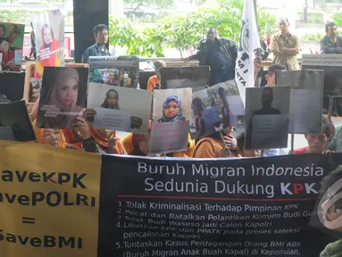 Puluhan buruh migran mendatangi dan berunjuk rasa di depan gedung KPK, Jakarta, Jumat (13/2/2015). Aksi Buruh Migran Indonesia sebagai bentuk dukungan kepada KPK. (Liputan6.com/Herman Zakharia)