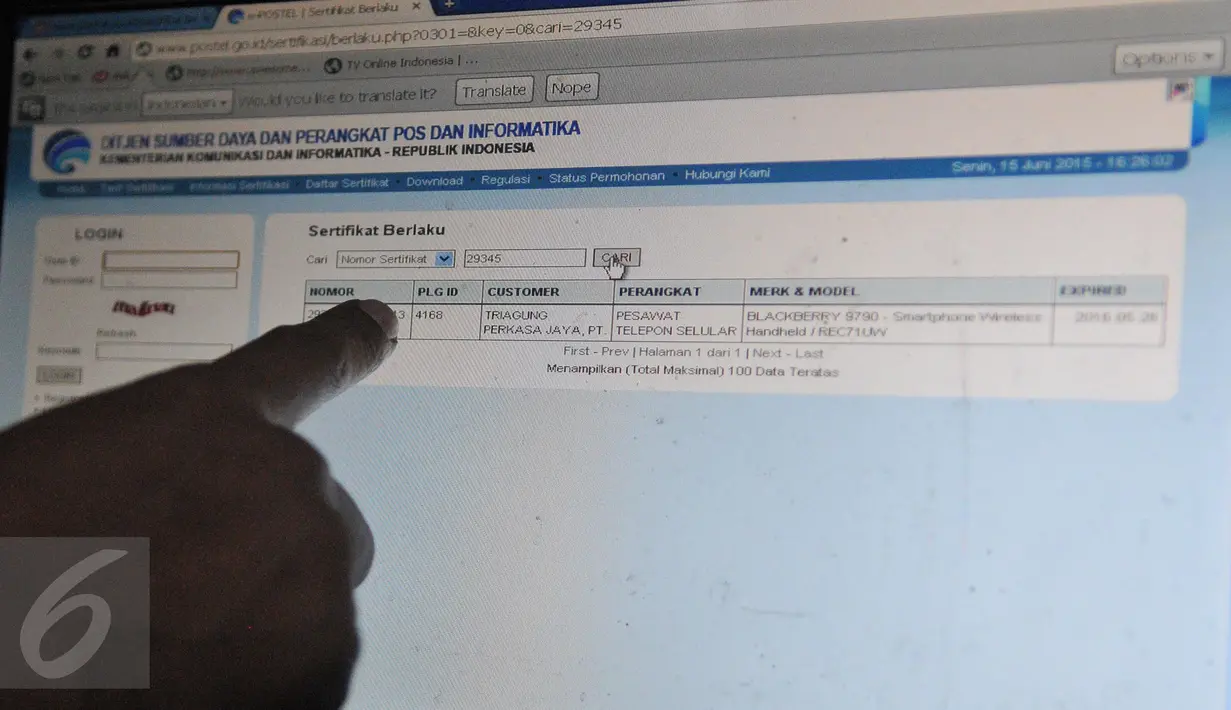 Petugas Dirtipidkor Bareskrim Polri melakukan pengecekan dilayar komputer terkait sertifikat sejumlah telepon selular yang berada di sebuah ruko kawasan Cempaka Mas, Jakarta, Senin (15/6/2015). (Liputan6.com/Herman Zakharia)