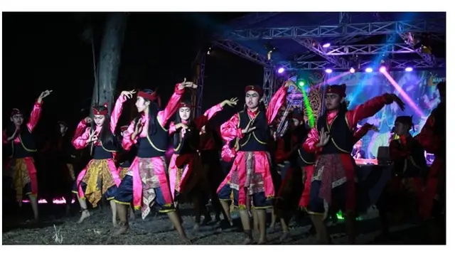 Ditarikan secara berkelompok.