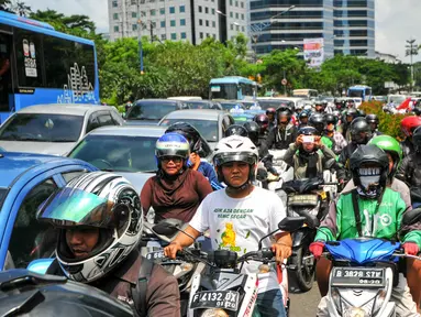 Sejumlah kendaraan terjebak di jalur lambat Jl HR Rasuna Said, Kuningan,  Jakarta Selatan, Rabu (4/5). Ribuan bidan desa menggelar aksi demo dan menutup akses jalur lambat di depan kantor Kemenkes. (Liputan6.com/Yoppy Renato)