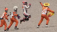 Bak berlari dan melompat seperti kelinci, Marquez merayakan kemenangannya di Sirkuit Sachsenring, Jerman. (AFP/Robert Michael)