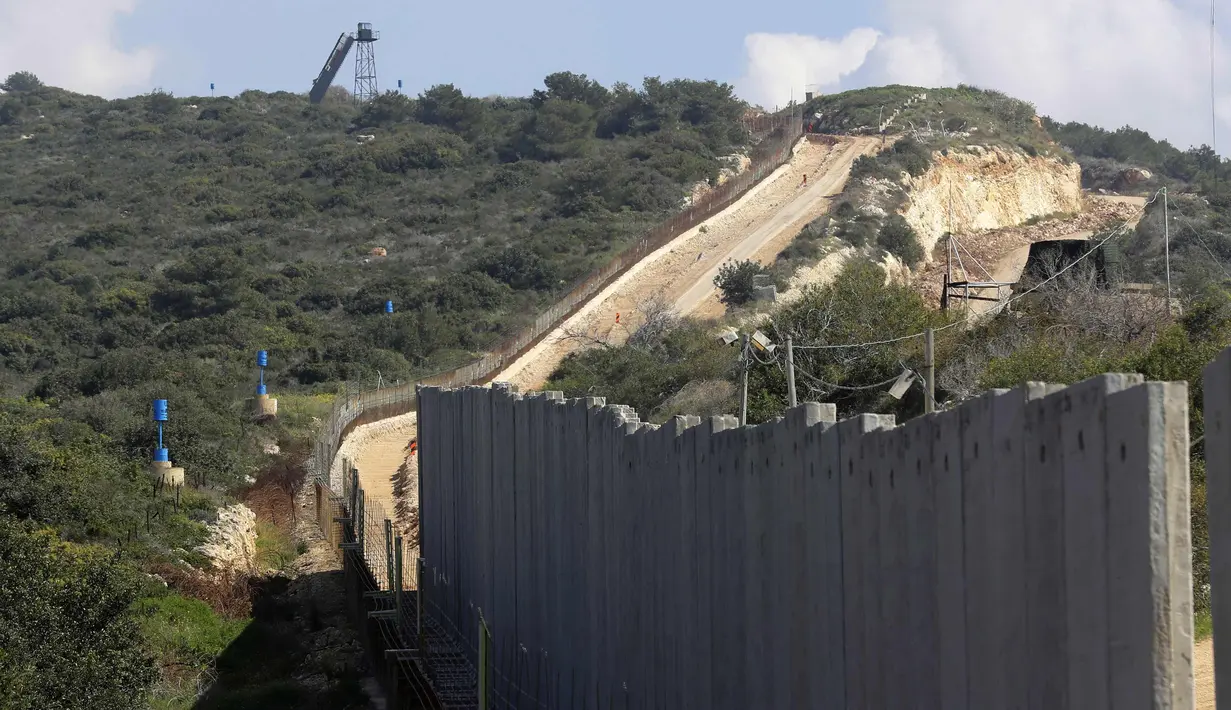 Tembok beton terlihat dari kota perbatasan Lebanon selatan Naqura dengan Israel di sebelah selatan Beirut (24/2). Tembok besar tersebut dibangun Israel di dekat  perbatasan selatan Lebanon. (AFP Photo/Joseph Eid)