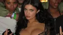 Kylie mengenakan bra top lace hitam lengan panjang dari Chanel vintage. [@kyliejenner]