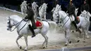 Penunggang dan kuda dari Spanish Riding School of Vienna melakukan gladi resik di SSE Arena di London, Inggris (10/11). Sekolah kuda ini adalah sekolah berkuda tradisional dan pusat pelatihan untuk seni berkuda dari Dressage. (Reuters/Peter Nicholls)