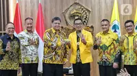 Gubernur Jawa Barat Ridwan Kamil menerima kartu anggota Partai Golkar dari Ketum Partai Golkar Airlangga Hartarto di DPP Golkar, Jakarta,Rabu (18/1/2023). Menteri Koordinator Perekonomian Airlangga Hartarto itu menyebut Emil bakal dikenalkan kepada pengurus lain. Tugas Emil sebagai kader Golkar ke depannya disebut Airlangga juga sudah dibicarakan. (Liputan6.com/Angga Yuniar)