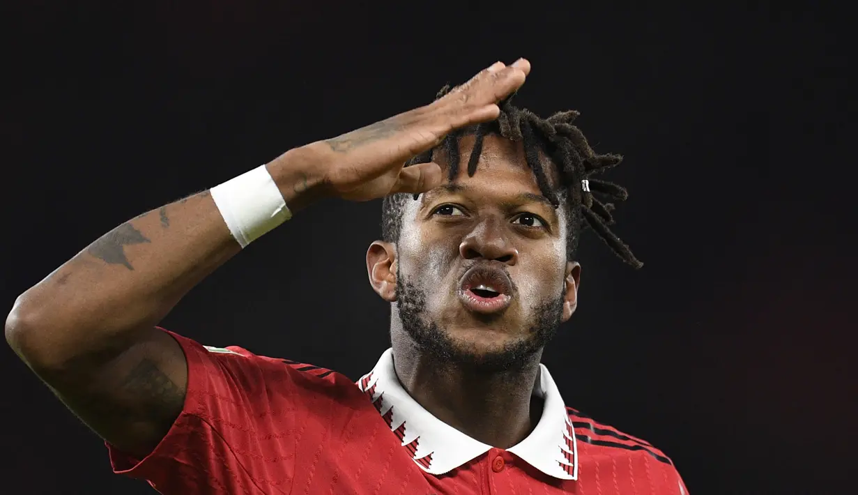 Sempat mendapat kritik tajam pada musim 2021/2022 akibat penampilan buruknya bersama Manchester United, perlahan Fred mulai memperbaiki penampilannya dan kini menjadi bagian penting skuad Setan Merah hingga tengah musim 2022/2023 ini. Bahkan ia baru saja melewati rekor Anderson sebagai pemain Brasil dengan penampilan terbanyak bersama Manchester United sepanjang sejarah. Selain Fred dan Anderson, siapa saja sih pemain Brasil yang masuk daftar sebagai penampil terbanyak bersama MU? Berikut daftar 5 besarnya. (AFP/Oli Scarff)