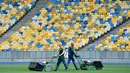 Petugas melakukan perawatan rumput di stadion NSC Olimpiyskiy, Kiev, Senin (14/5). Stadion NSC Olimpiyskiy ini telah ditujuk UEFA sebagai venue final Liga Champions 2018 antara Real Madrid vs Liverpool pada 26 Mei mendatang. (AFP/Sergei SUPINSKY)