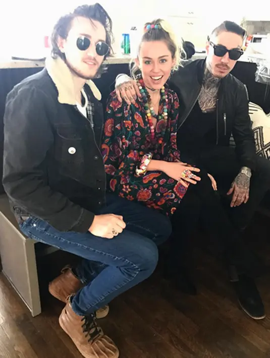 Tak ingin melewatkan momen kebersamaan itu, Miley pun mengunggah banyak foto di akun Instagram miliknya dan ingin berbagi kebahagiaannya saat berkumpul dengan keluarga besarnya. (Instagram/mileycyrus)