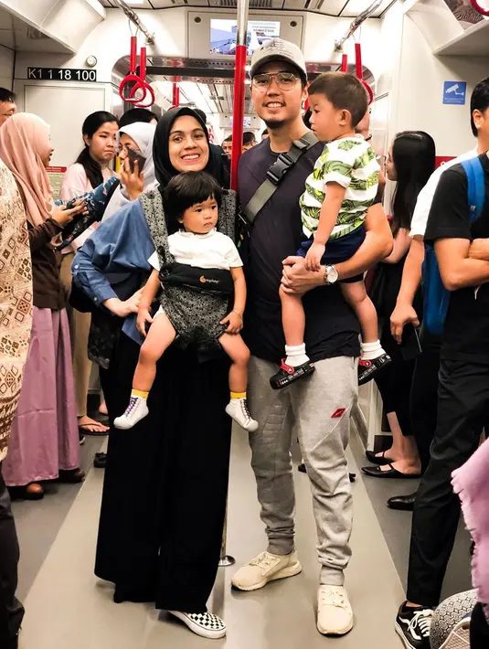 Ini saat Nycta Gina dan keluarga kecilnya mencoba naik LRT yang ada di Jakarta. Mereka sangat senang dengan adanya LRT ini. Di akun Instagram-nya pun Nycta memberikan respon positif dengan adanya LRT ini. (Sumber: Liputan6.com/IG/@missnyctagina)