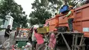 Pekerja memindahkan sampah ke truk pengangkut di Transit Pembuangan Sampah, Lenteng Agung, Jakarta, Senin (11/7). Pasca libur Lebaran, volume sampah di Kecamatan Jagakarsa  mencapai 200 ton. (Liputan6.com/Yoppy Renato)