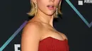 Aktris Scarlett Johansson berpose saat menghadiri People's Choice Awards 2018 di Barker Hangar di Santa Monica, California (11/11). Scarlett Johansson tampil seksi dengan mengekspose bahu serta bagian dadanya. (AFP Photo/Getty Images/Matt Winkelmeyer)