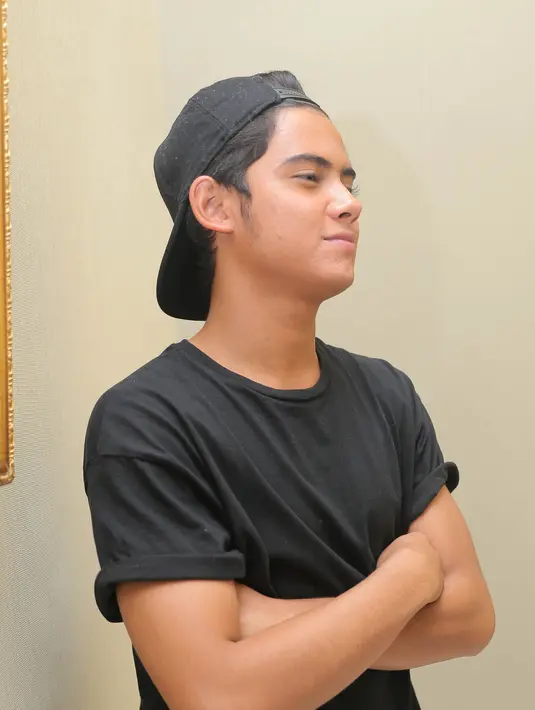 Aliando berharap pada lebaran tahun ini bisa pulang ke kampung halaman, Kerawang saat Idul Fitri. Tapi ia mengaku sampai sekarang belum mengetahui libur atau tidak. (Andy Masela/Bintang.com)