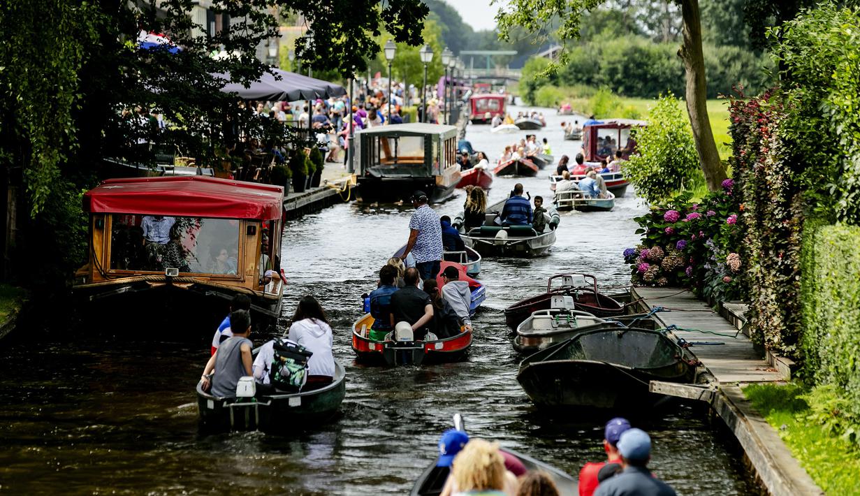 FOTO Mengunjungi Giethoorn Desa  dengan Sungai  Sebagai 