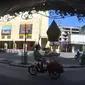 Pengendara becak motor melintas di kawasan wisata Malioboro, Yogyakarta, Selasa (31/10). Karena hari bebas pedagang kaki lima (PKL) trotoar dan jalur lambat di sepanjang jalan ini terlihat lapang dan bersih. (Liputan6.com/Gholib)