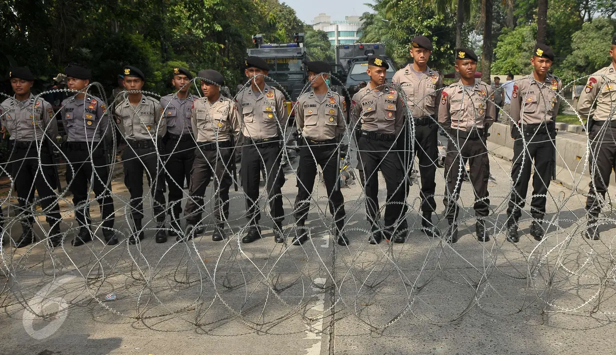 Sejumlah aparat kepolisian berjaga di area kementerian pertanian, Jakarta, Selasa (25/4). Dalam Sidang ke 21 kali ini jaksa penuntut umum mendengarkan pembelaan dari Terdakwa Penoda Agama Basuki Tjahaja Purnama alias Ahok. (Liputan6.com/Helmi Afandi)