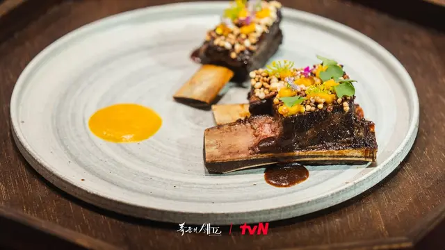 Rice Wine Beef Bourguignon dalam drakor Bon Appétit, Your Majesty. (Instagram/ tvn_drama)