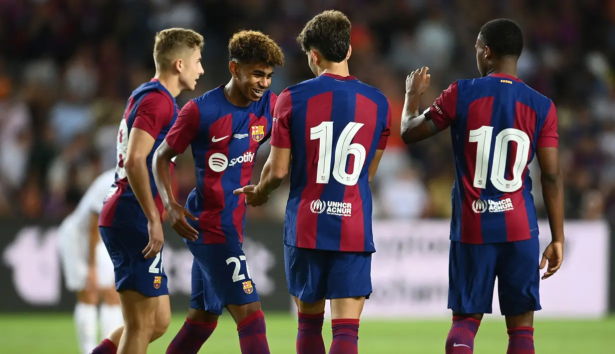 Pemain Barcelona, Lamine Yamal (kedua kiri) merayakan kemenangan atas Tottenham Hotspur pada laga Piala Joan Gamper edisi ke-58 di Estadi Olimpic Lluis Companys, Barcelona, 8 Agustus 2023. (AFP/Pau Barrena)