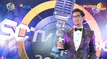 Afgan kembali menyabet penghargaan sebagai penyanyi solo pria paling ngetop di SCTV Music Awards 2014 (Liputan6.com/Panji Diksana)