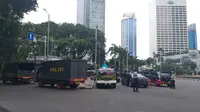 Sejumlah personel Kepolisian dan Satuan Polisi Pamong Praja (Satpol PP) telah bersiaga di kawasan Bundaran Hotel Indonesia (HI), Menteng, Jakarta Pusat untuk mengamankan aksi buruh. (Liputan6.com/Ika Defianti)