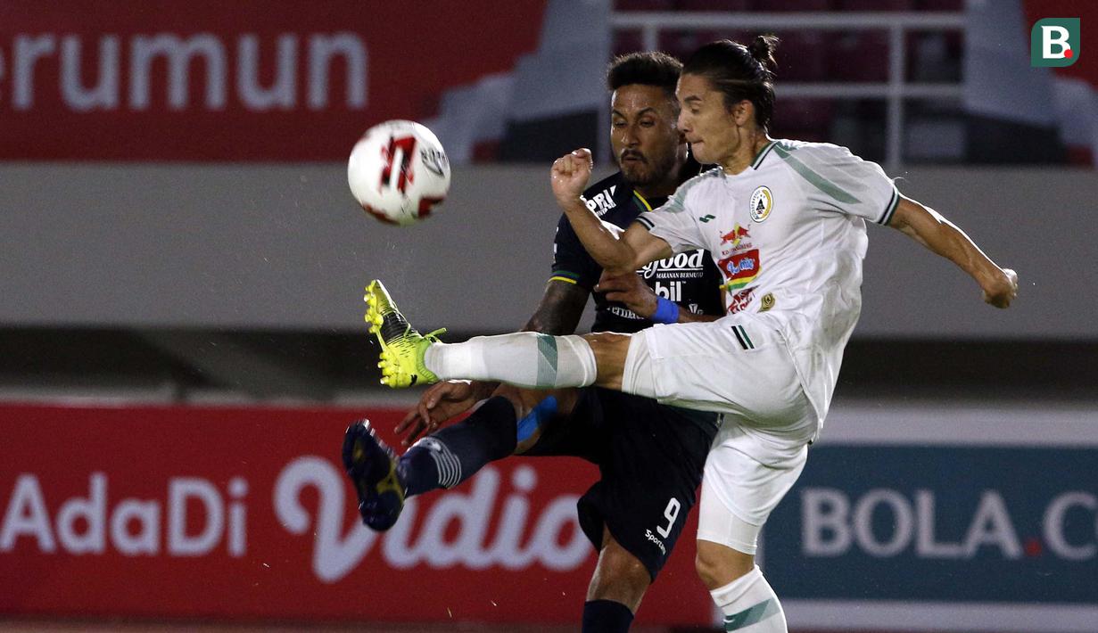 Pemain PS Sleman, Kim Jeffrey Kurniawan (kanan) berebut bola dengan pemain Persib Bandung, Wander Luiz dalam laga leg kedua semifinal Piala Menpora 2021 di Stadion Manahan, Solo, Senin (19/4/2021). PS Sleman bermain imbang 1-1 dengan Persib. (Bola.com/Ikhwan Yanuar)