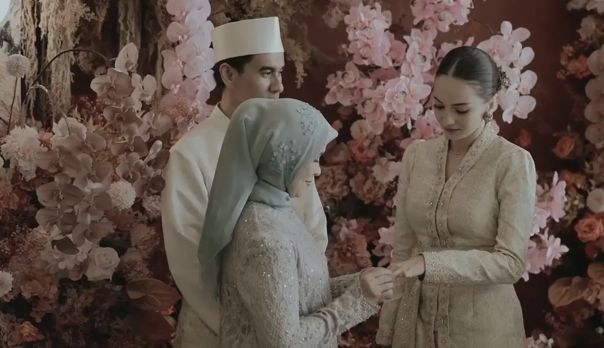 Setelah resmi menikah, Enzy mulai membagikan beberapa momennya sebelum menikah. Pada momen lamaran, ibunda Molen menyematkan cincin di jari Enzy.  [Instagram/enzystoria]